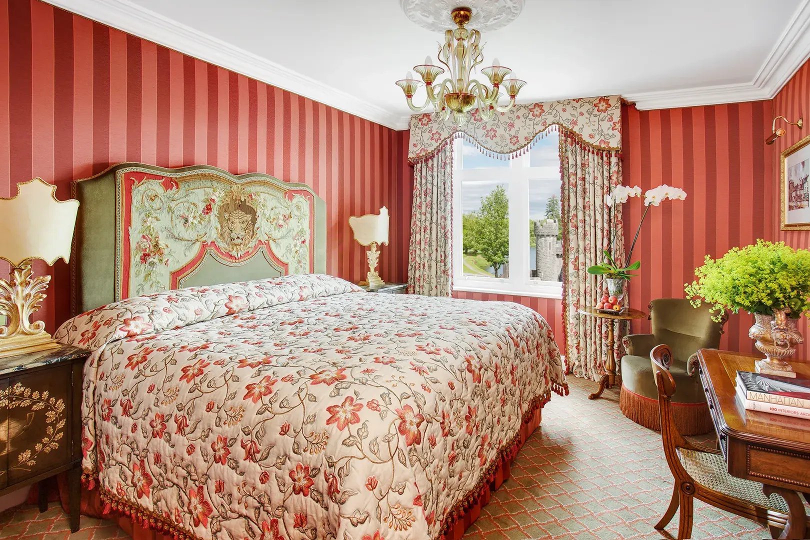 Schlafzimmer mit Kingsize-Bett und mit viel Dekor.