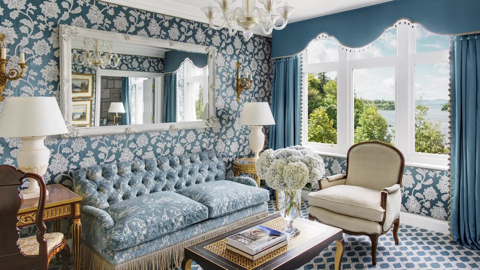 Pompöses Wohnzimmer in der Farbe Blau mit viel Dekor.