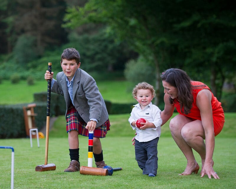 Familie beim Croquet