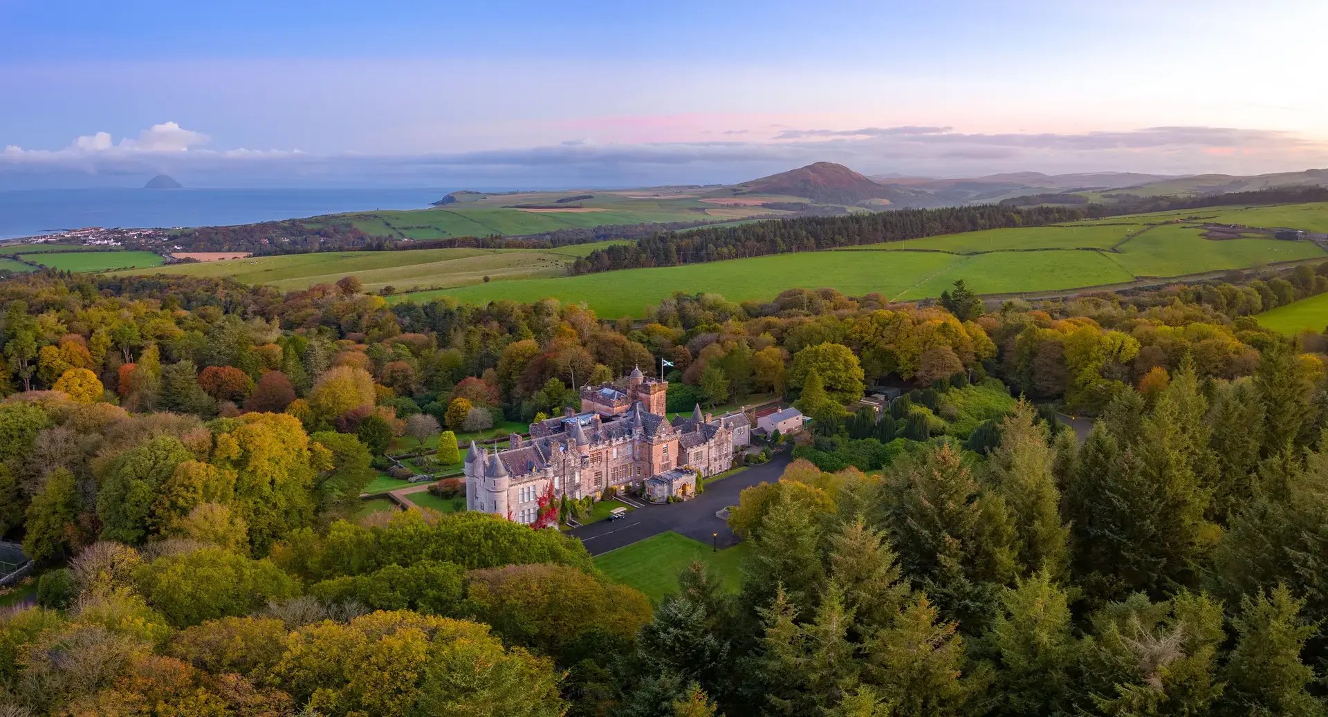 Schottisches Schloss in der Landschaft aus der Vogelperspektive.