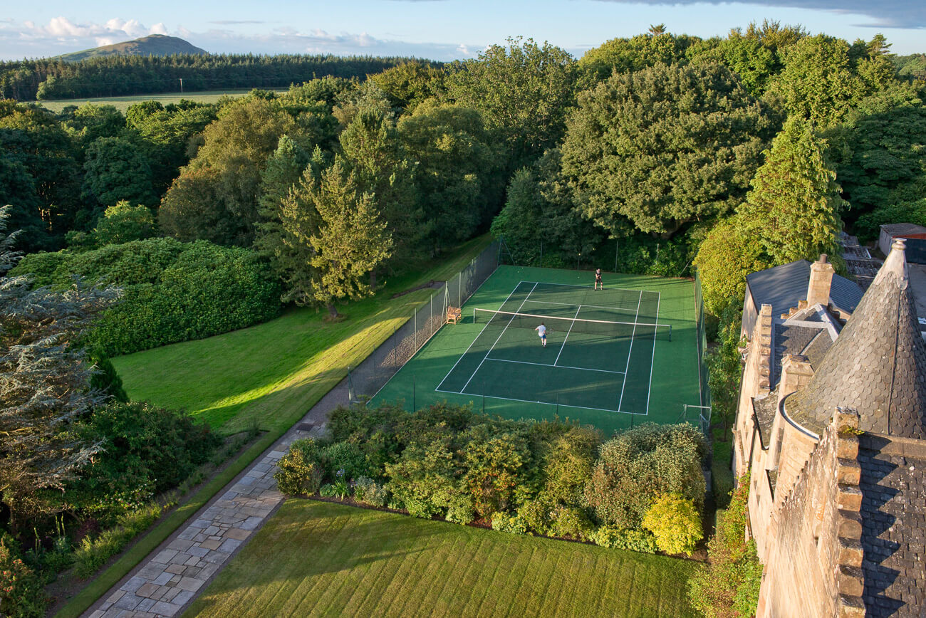 Tennisplatz neben einem Schloss.