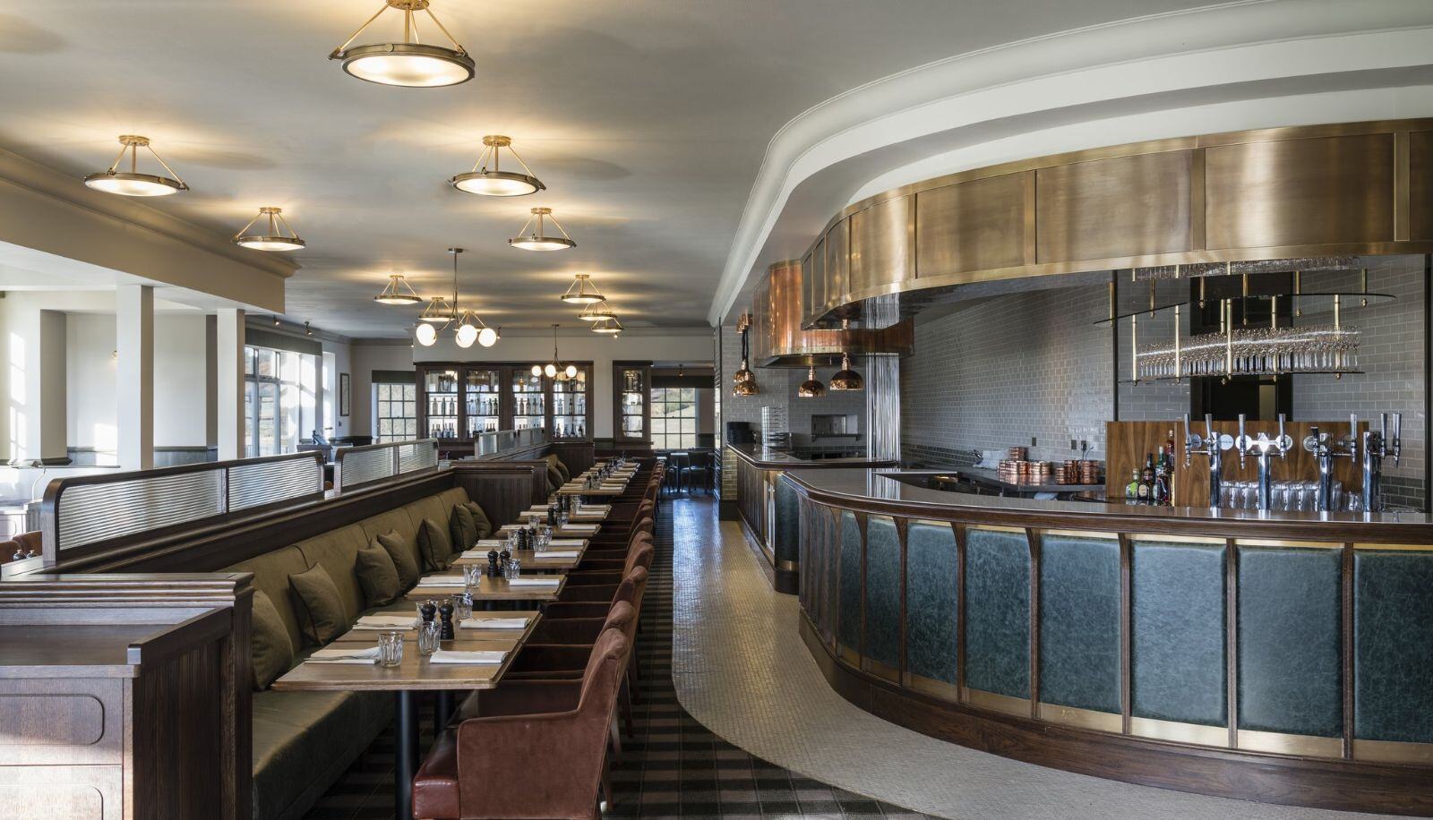 Schicke Bar mit vielen Sitzplätzen.