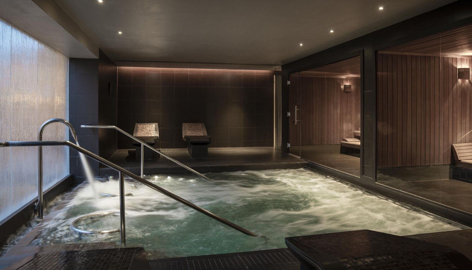 Indoor-Pool mit Einstiegshilfe.
