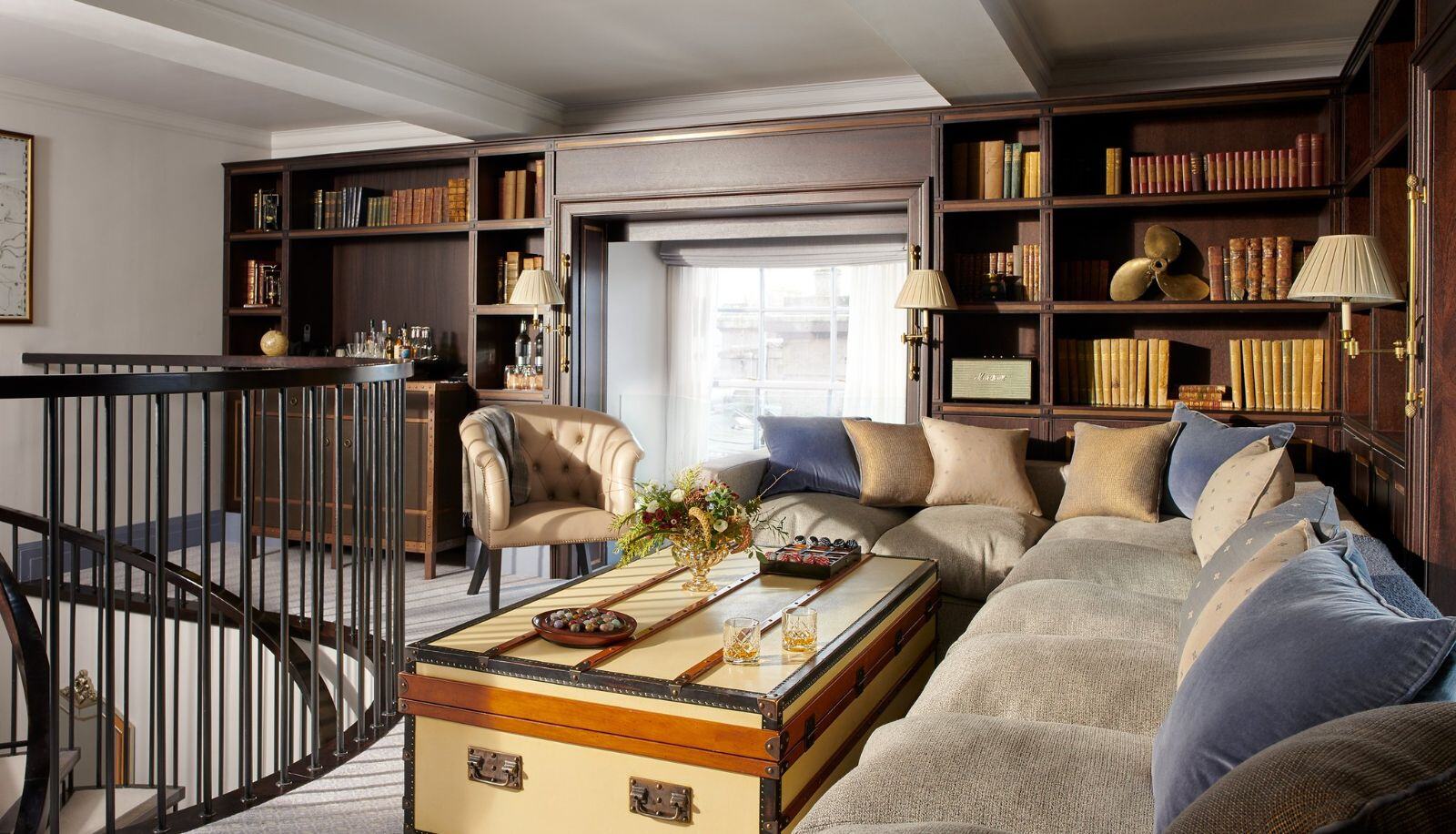Bücherei mit gemütlichem Sofa und einer Wendeltreppe.
