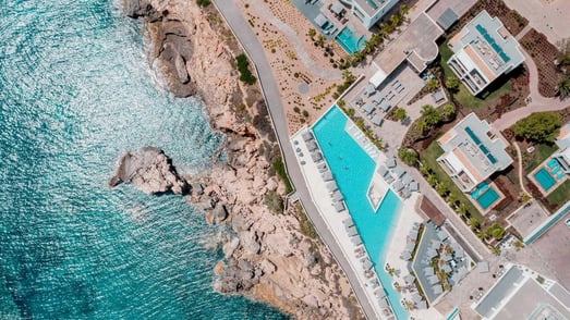 Luftbildaufnahme vom 7Pines Ibiza