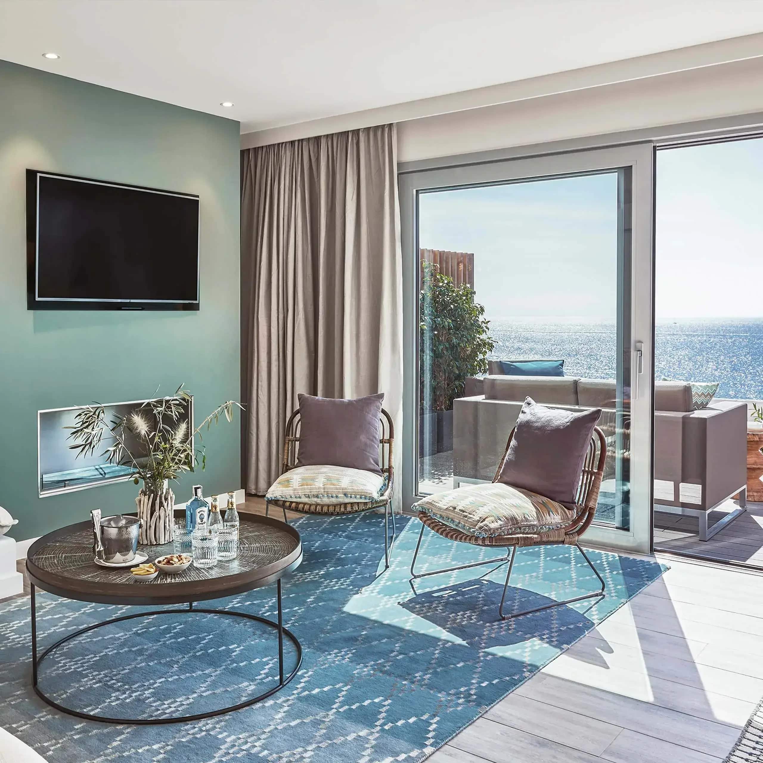 Sitzbereich in einer Suite im 7Pines Ibiza