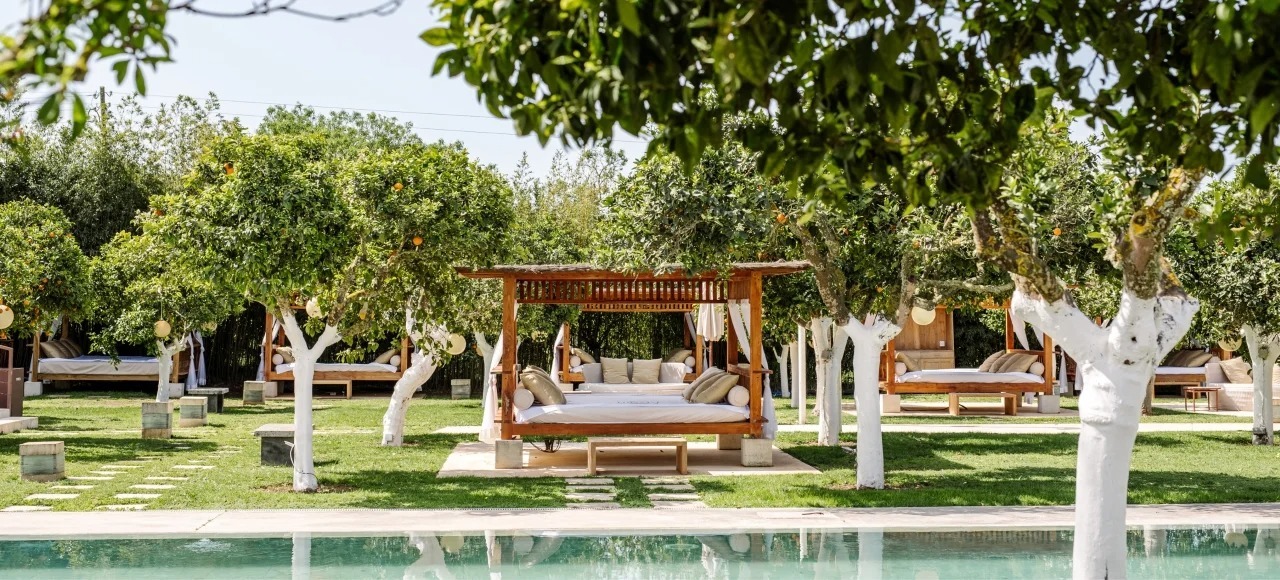 Garten mit Pool und Daybed im Atzaro