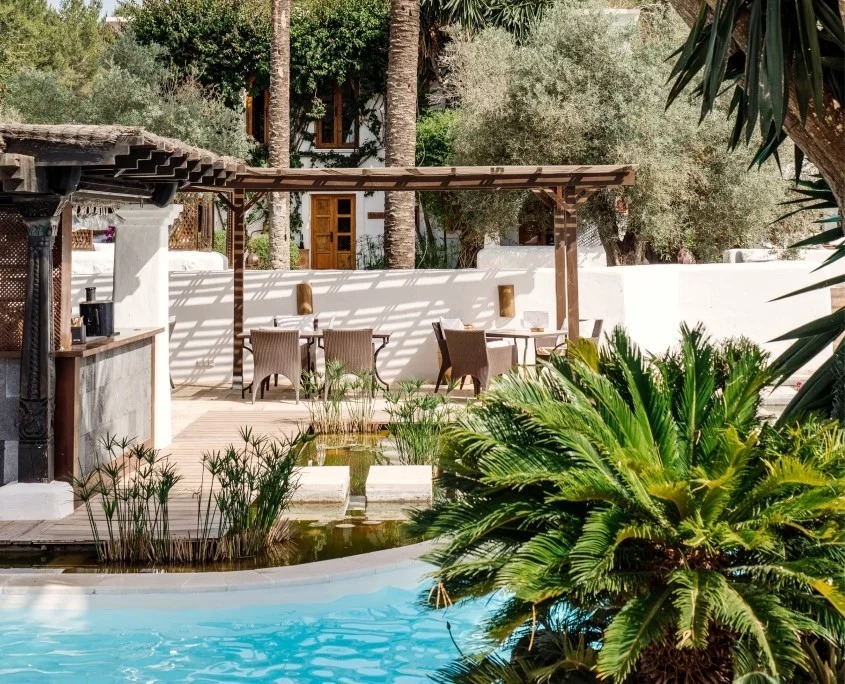 Pool mit Terrasse im Atzaro