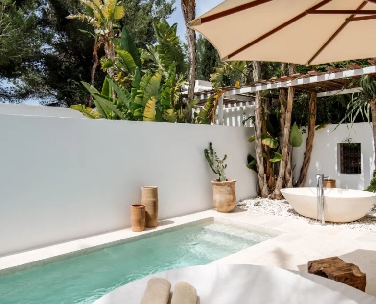 atzaro-spanien-familienluxusreise-thefamilyproject-suite-pool