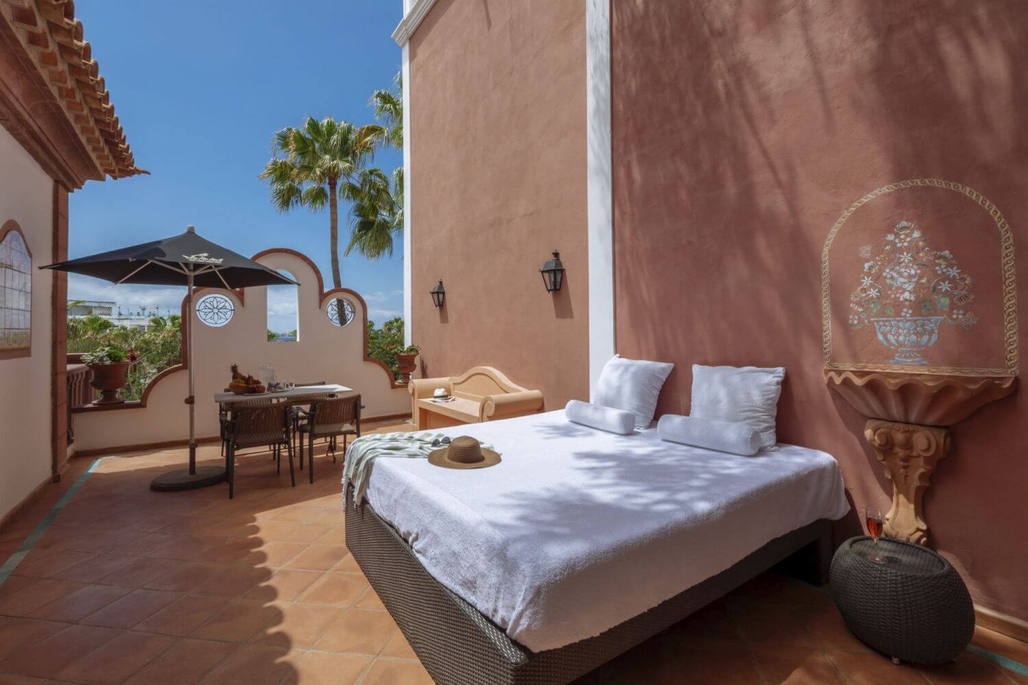 Bahia del Duque Resort Familienluxusreisen TheFamilyProject Outdoor Bett