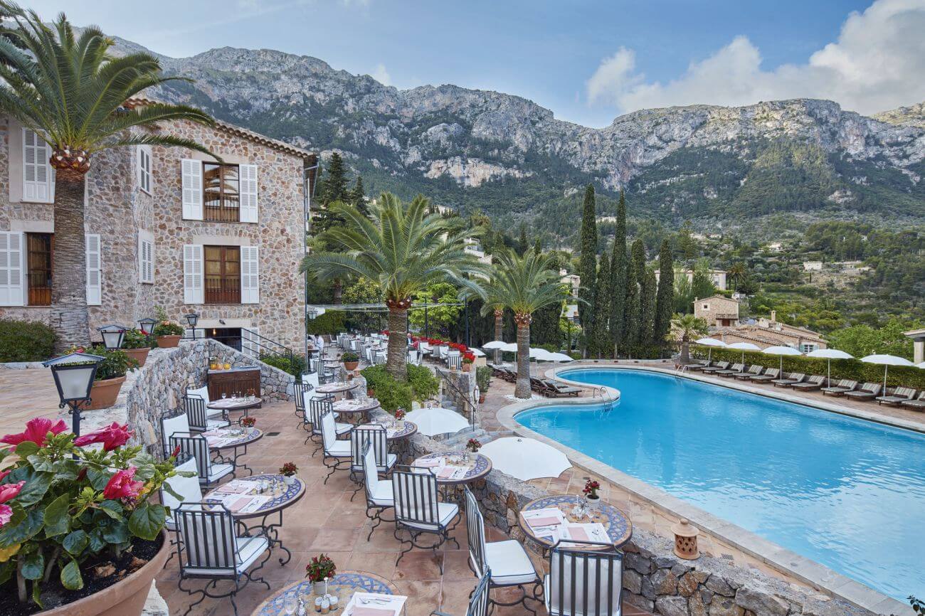 Café im mediterranen Garten eines Hotels mit Pool.