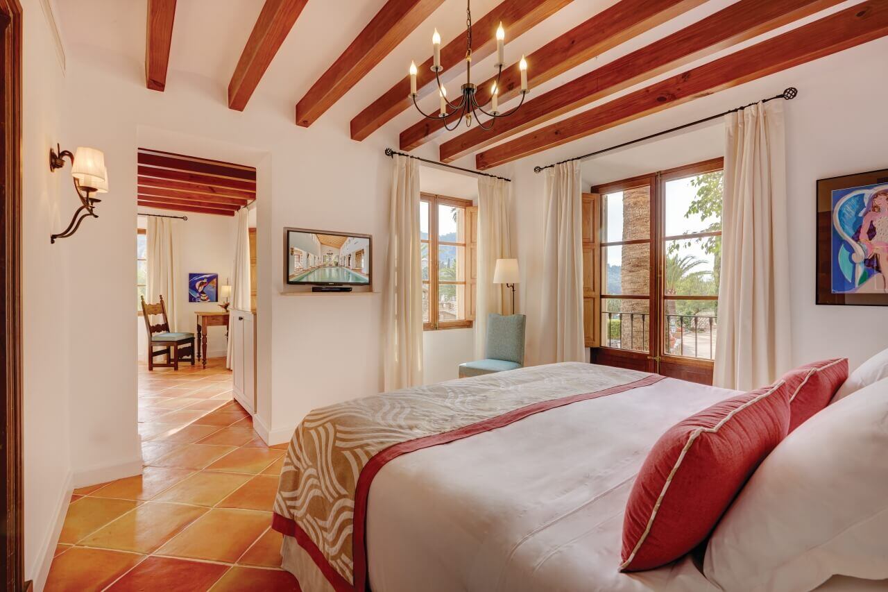 Freundliche Suite mit großem Bett.