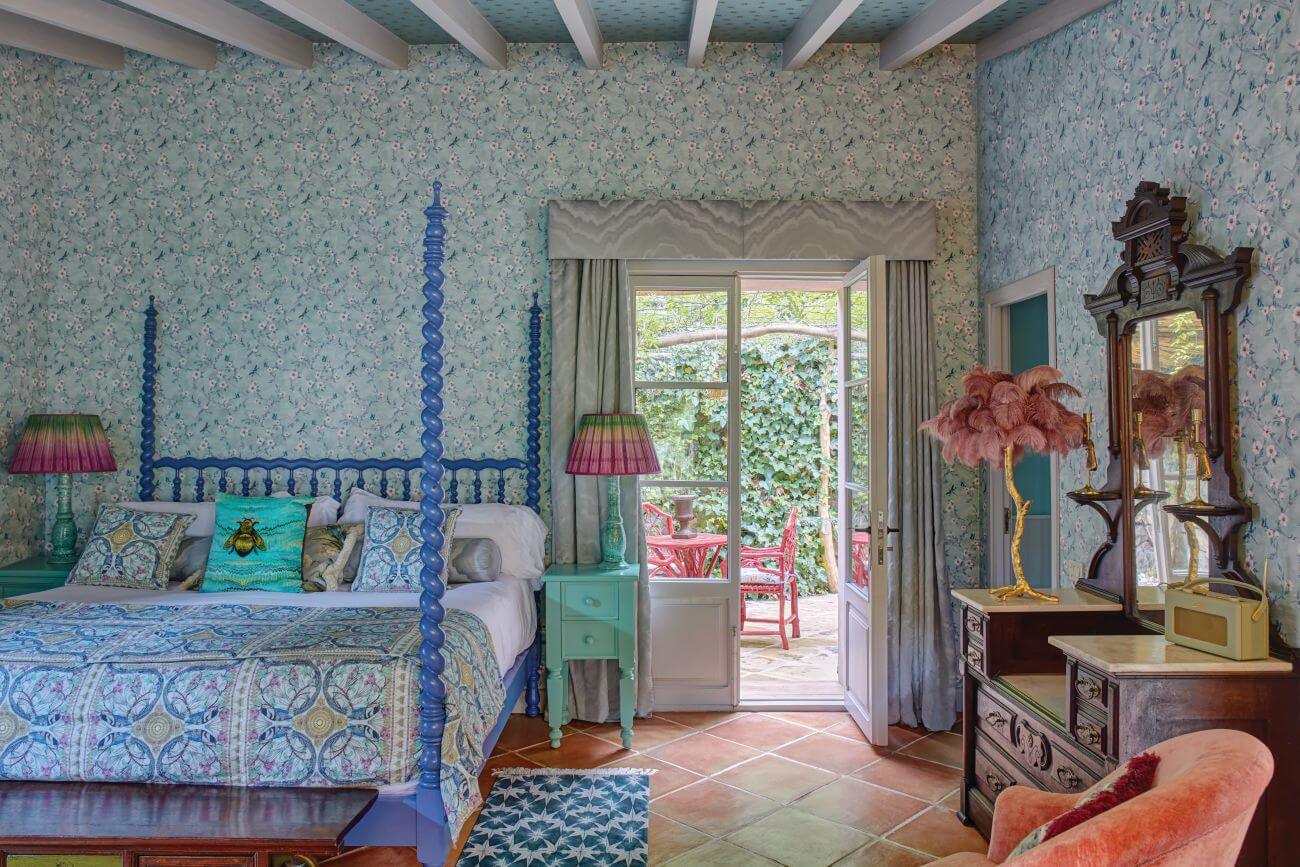 Freundliche Suite mit großem Bett und vielen Details.