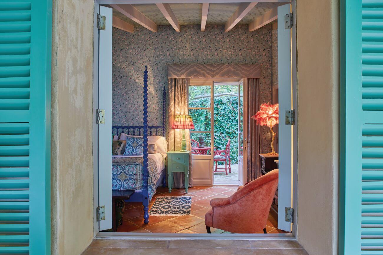Blick durch ein Fenster in eine Suite.