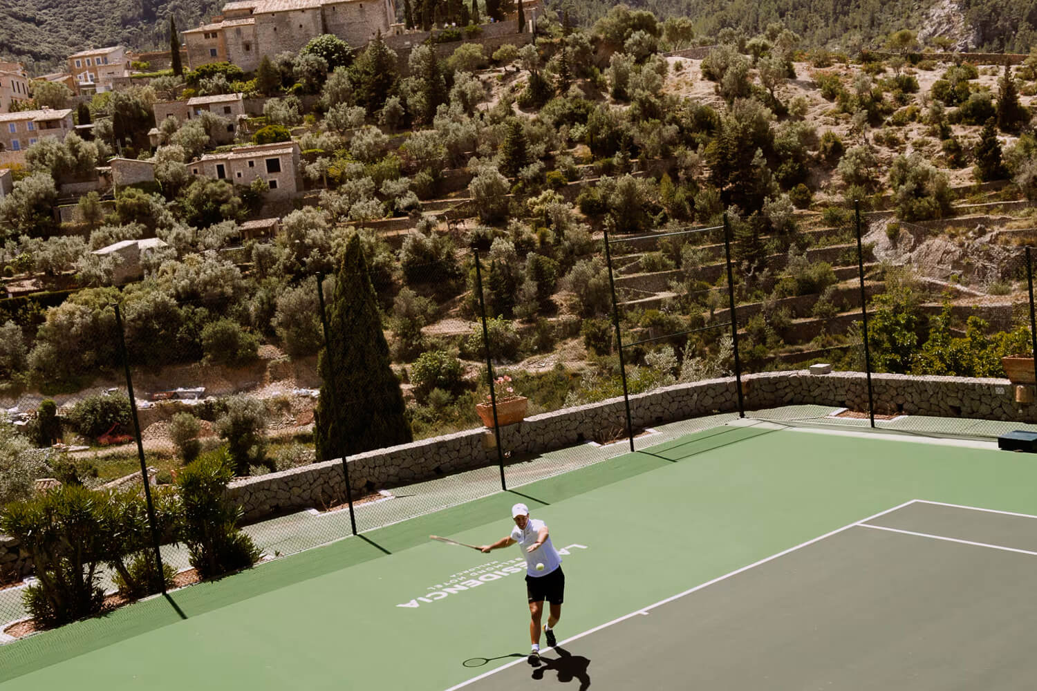 Mann spielt Tennis auf einem Tennisplatz.