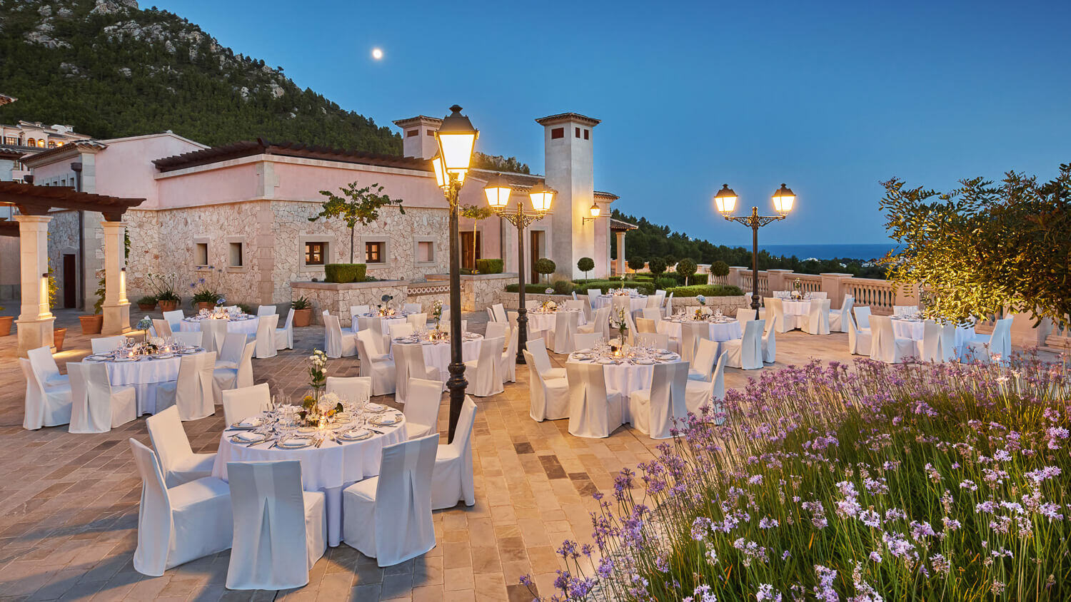 Edles Restaurant im Freien bei abendlicher Stimmung.
