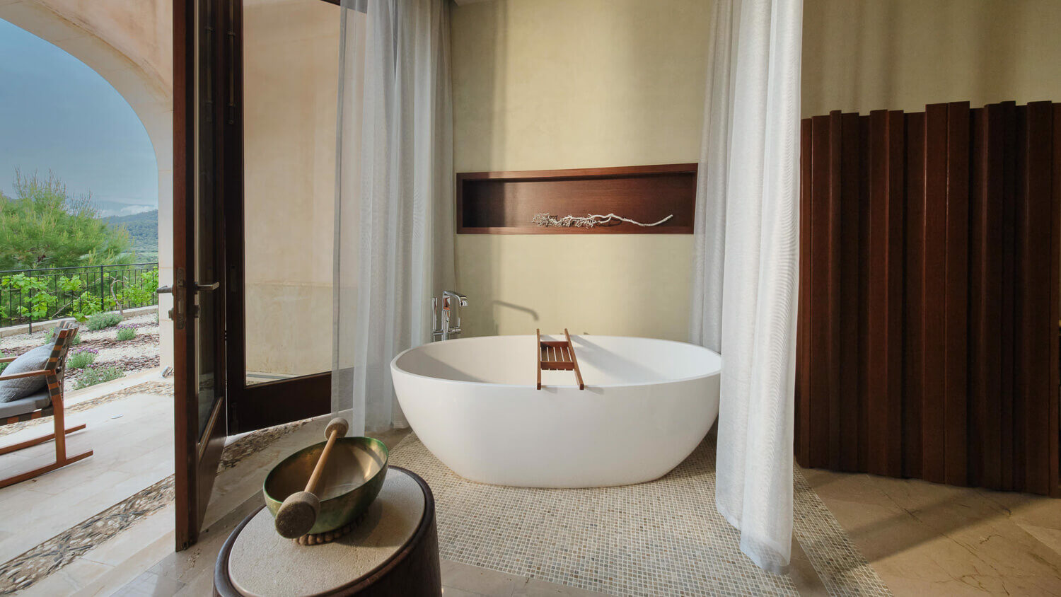 Spa-Bereich mit Badewanne.
