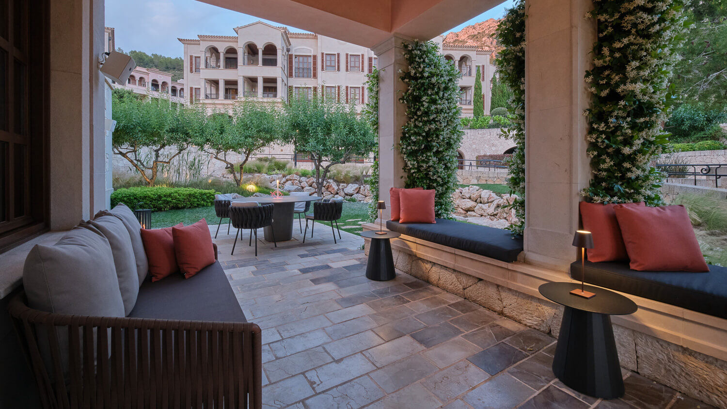 Überdachte Terrasse mit vielen Sitzgelegenheiten.
