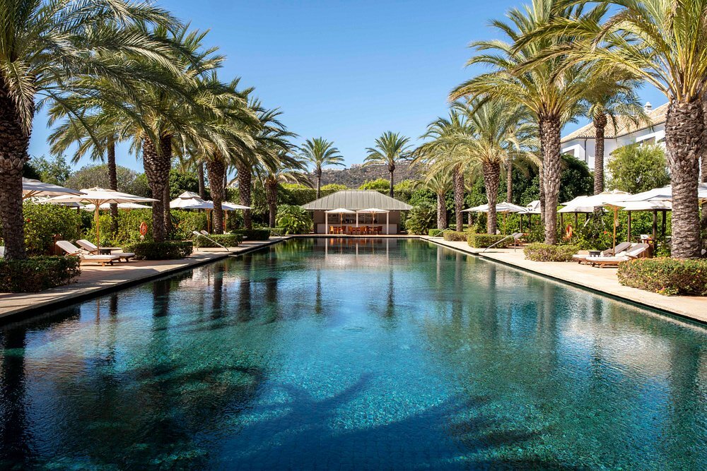 finca-cortesin-hotel-golf-familienluxusreisen-thefamilyproject-poolbereich