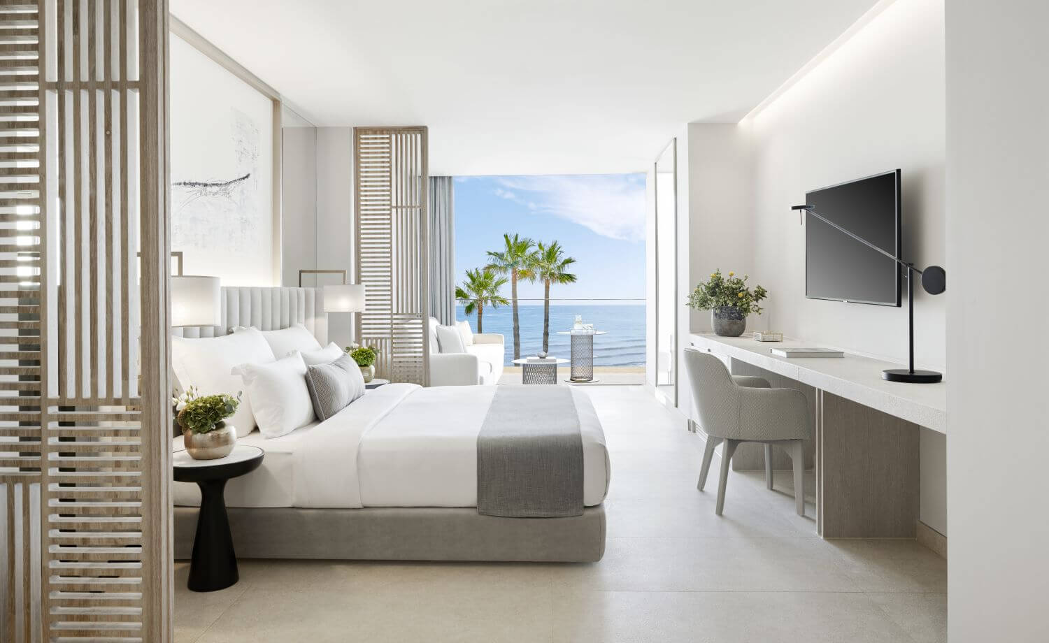 Helle, freundliche Suite mit Balkon.