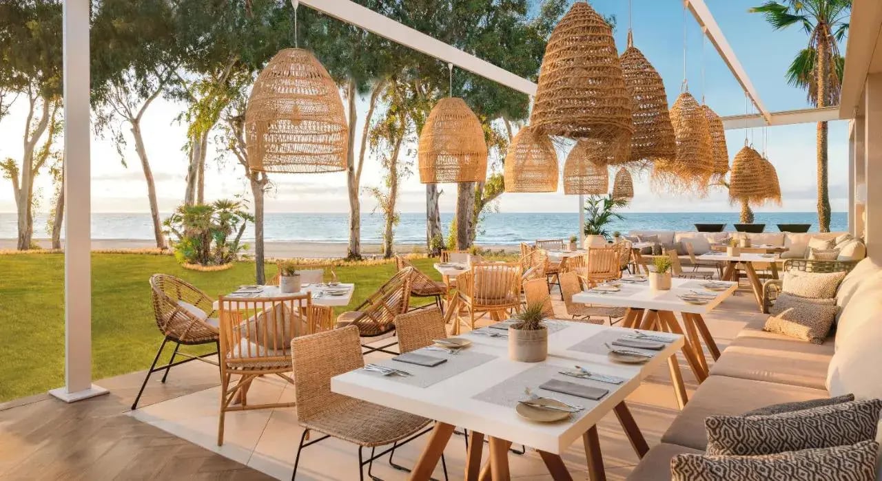 Restaurant im Garten eines Hotels am Meer.