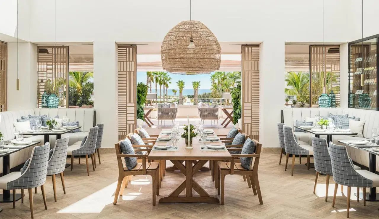Legeres Restaurant eines Strandhotels.