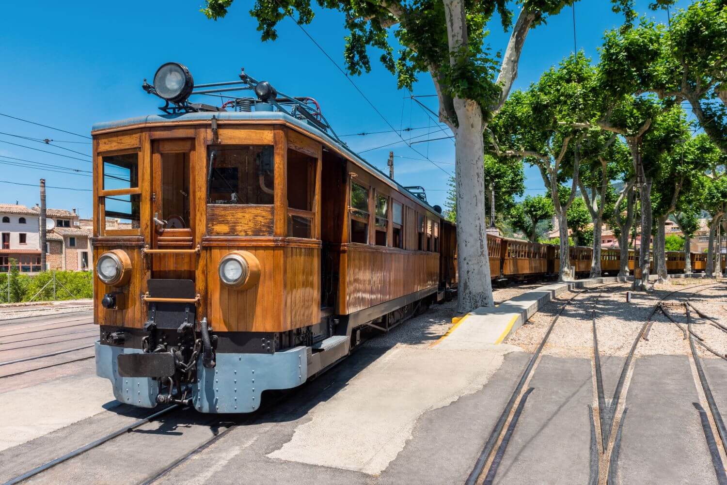 Historische Tram, die durch einen Ort fährt.