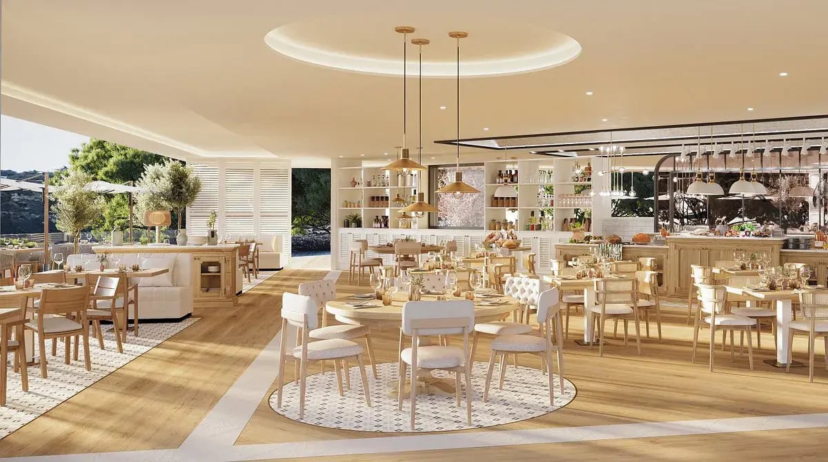 Freundlicher, heller Speisesaal eines Hotels.