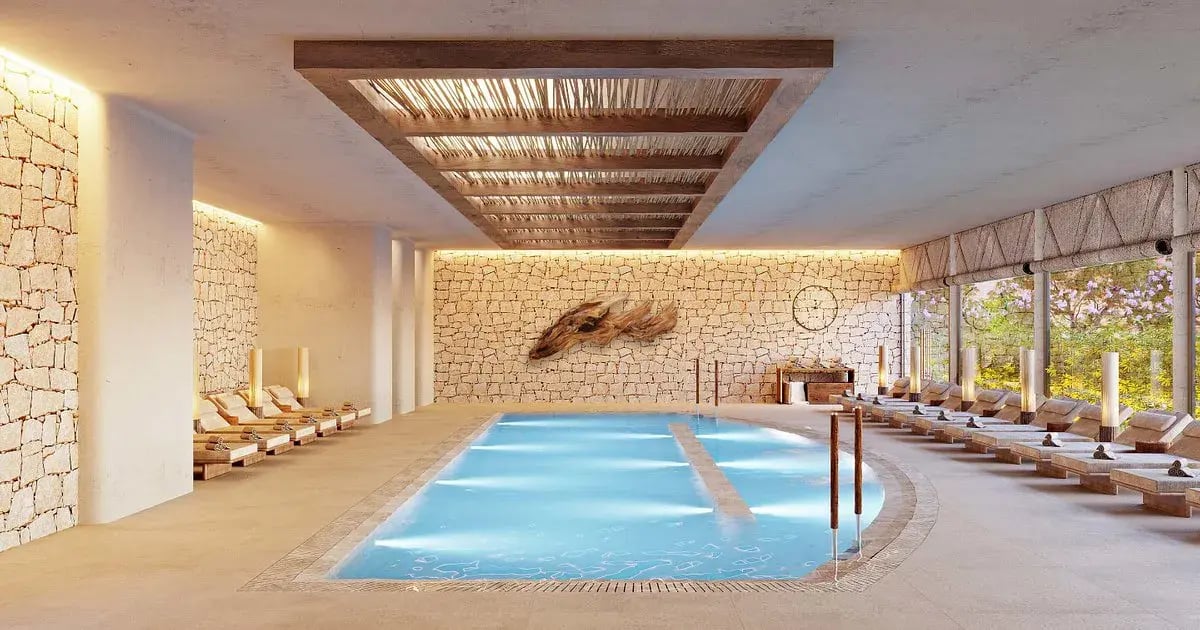 Indoor-Pool mit Liegen.