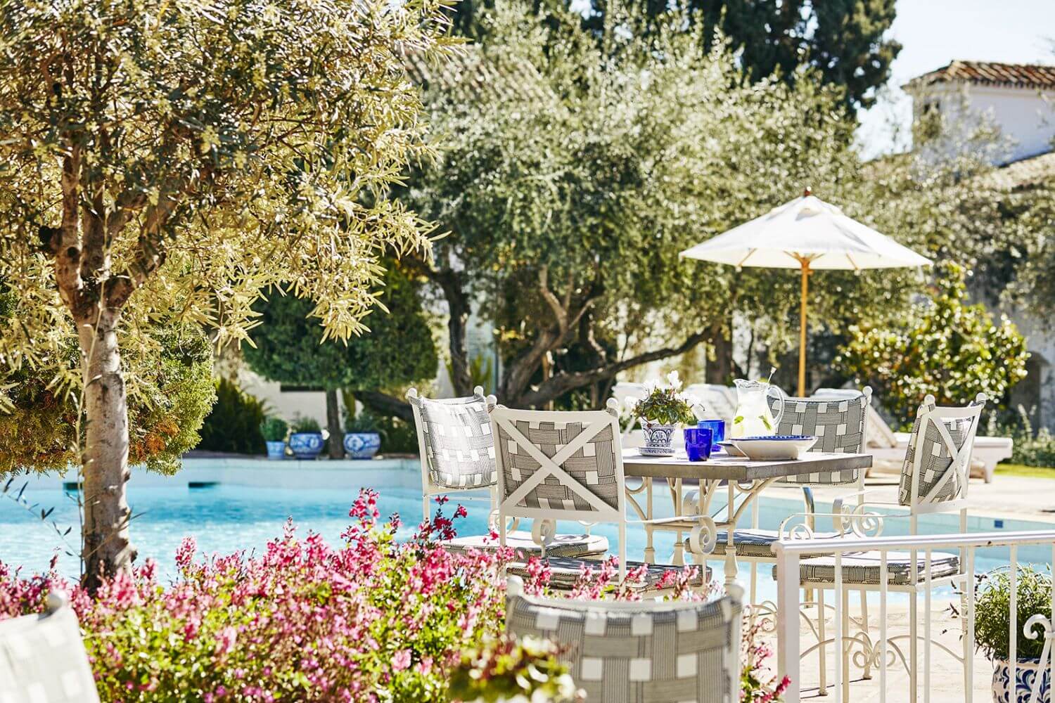Garten mit Pool und Sitzmöbeln.