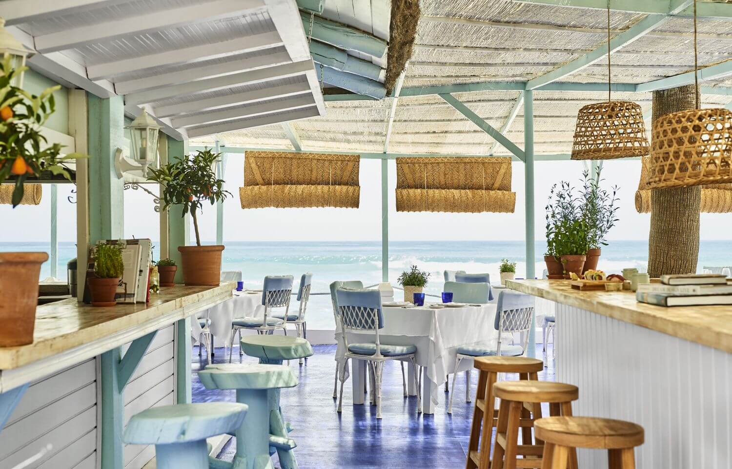 Offene, helle Strandbar