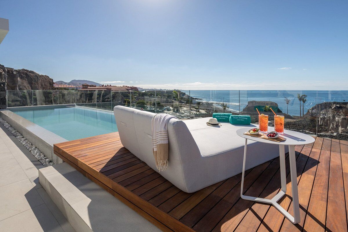 Royal Hideaway Corales Suites Hotel Familienluxusreisen TheFamilyProject Pool Liegen