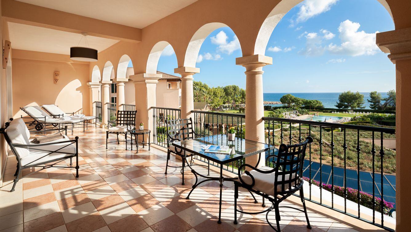 Loggia mit Bögen und Sicht aufs Meer.