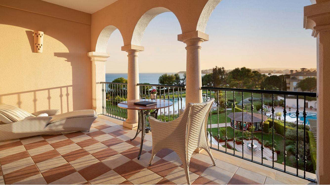 Loggia einer Suite mit Liege und Sitzmobiliar.