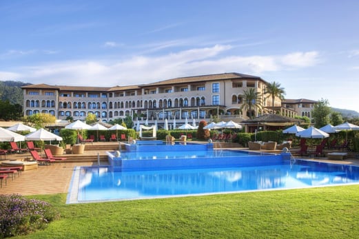 Hotelanlage mit großem Pool.