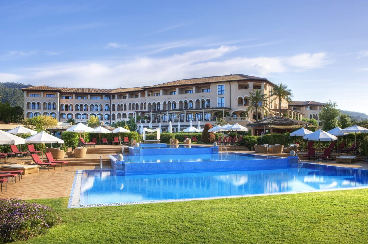 Hotelanlage mit großem Pool.