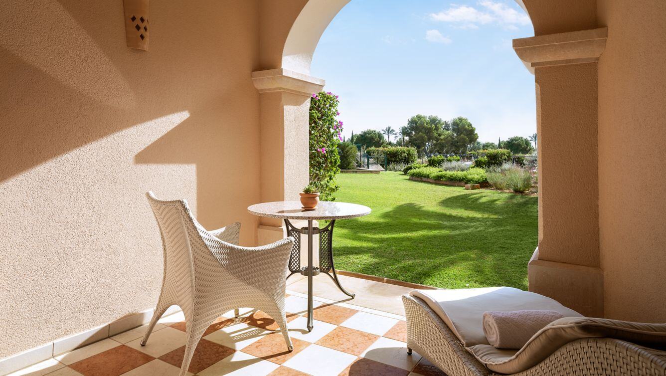 Ebenerdige Loggia mit Blick in einen Garten.