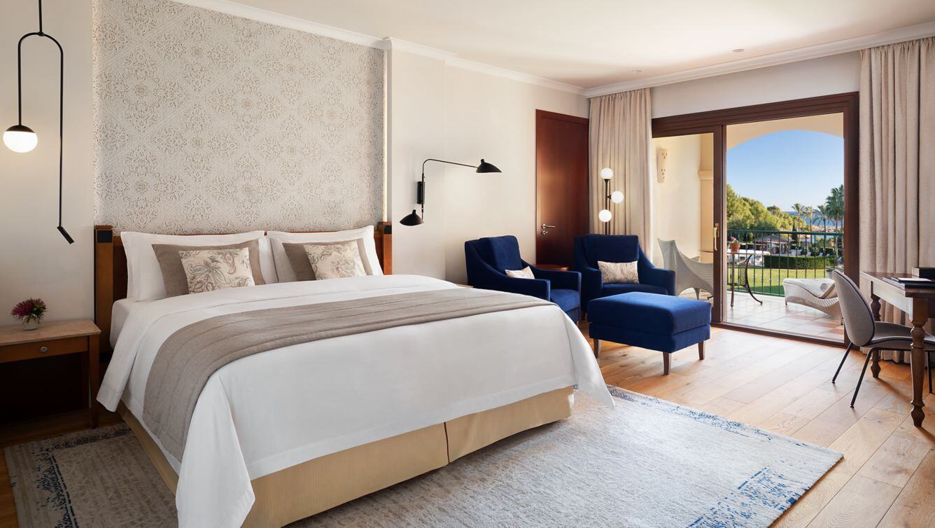 Schlafzimmer mit Doppelbett und Balkon.