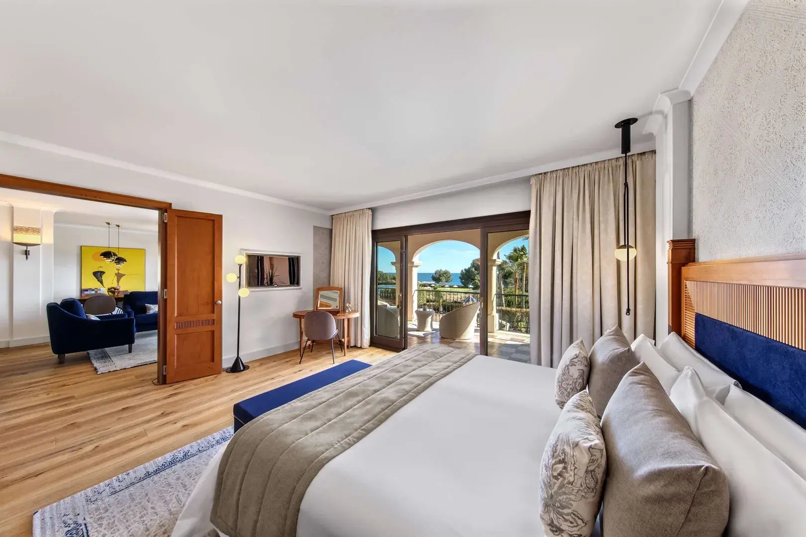Luxuriöse Suite mit Doppelbett und Balkon.