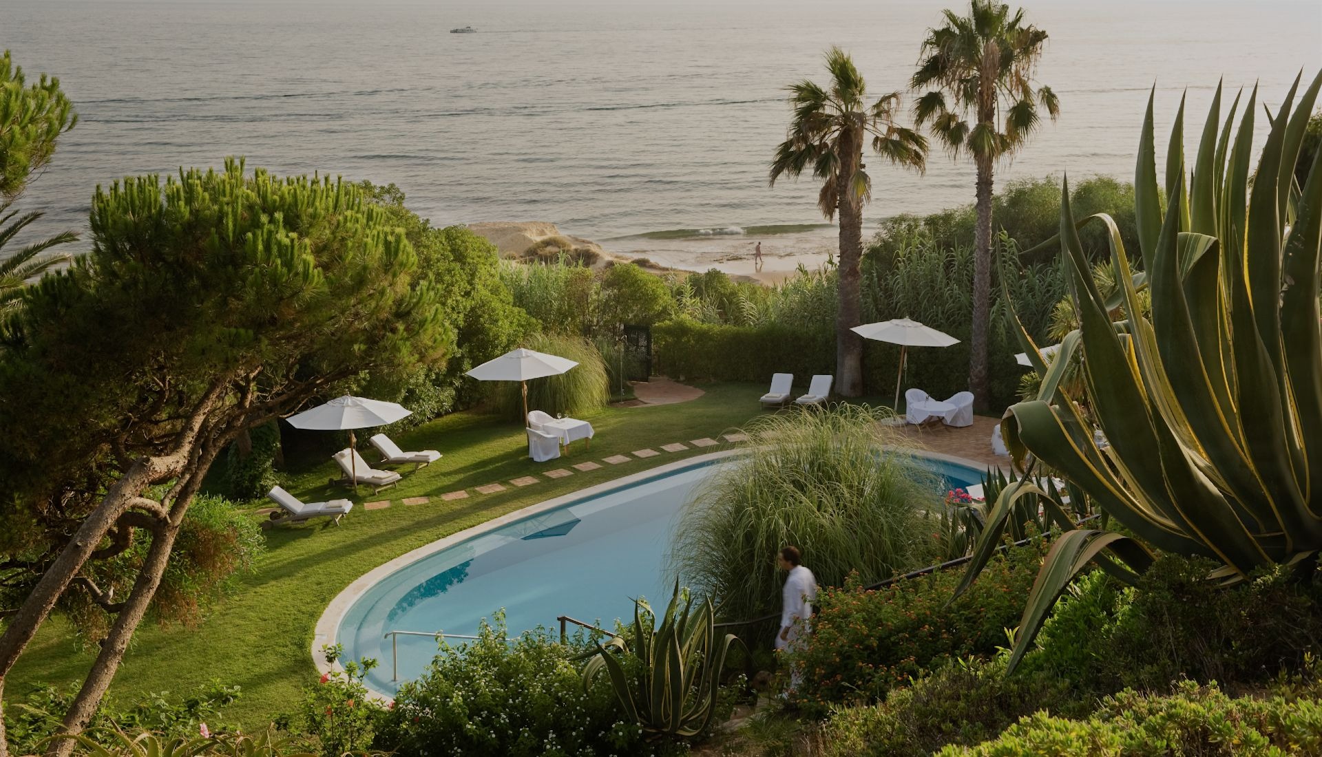 Pool im Garten des Vila Joya