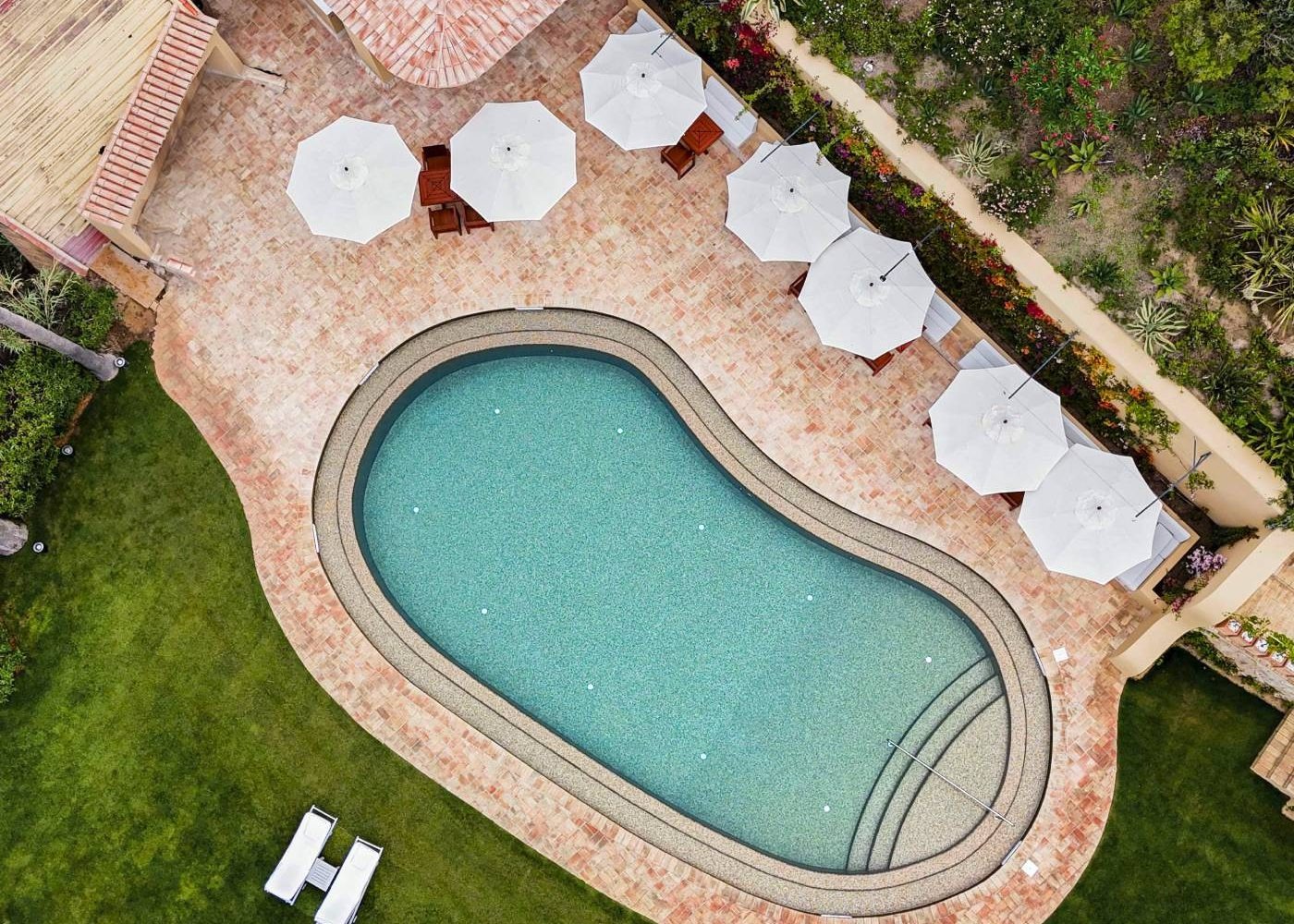 Luftbildaufnahme eines Pools des Vila Joya