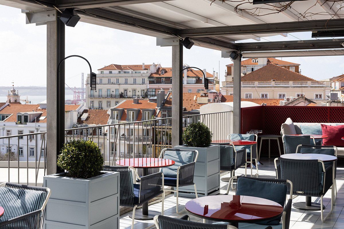 bairro-alto-hotel-lissabon-familienluxusreisen-thefamilyproject-dachterrasse