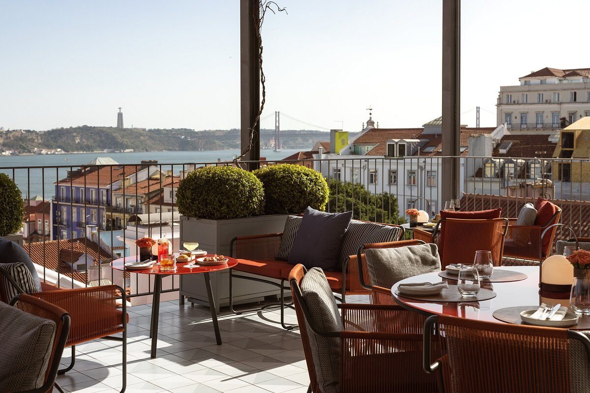 bairro-alto-hotel-lissabon-familienluxusreisen-thefamilyproject-terrace