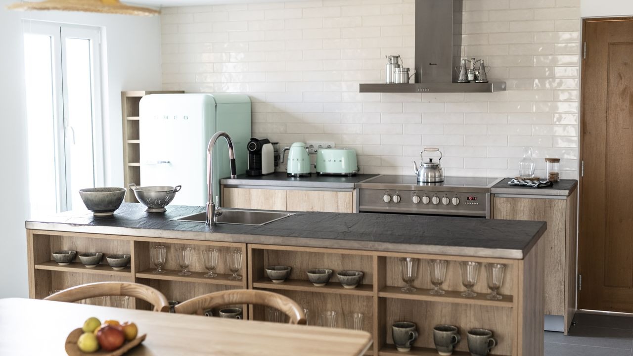 craveiral-farmhouse-portugal-familienluxusreisen-thefamilyproject-gaesteunterkundt-kueche