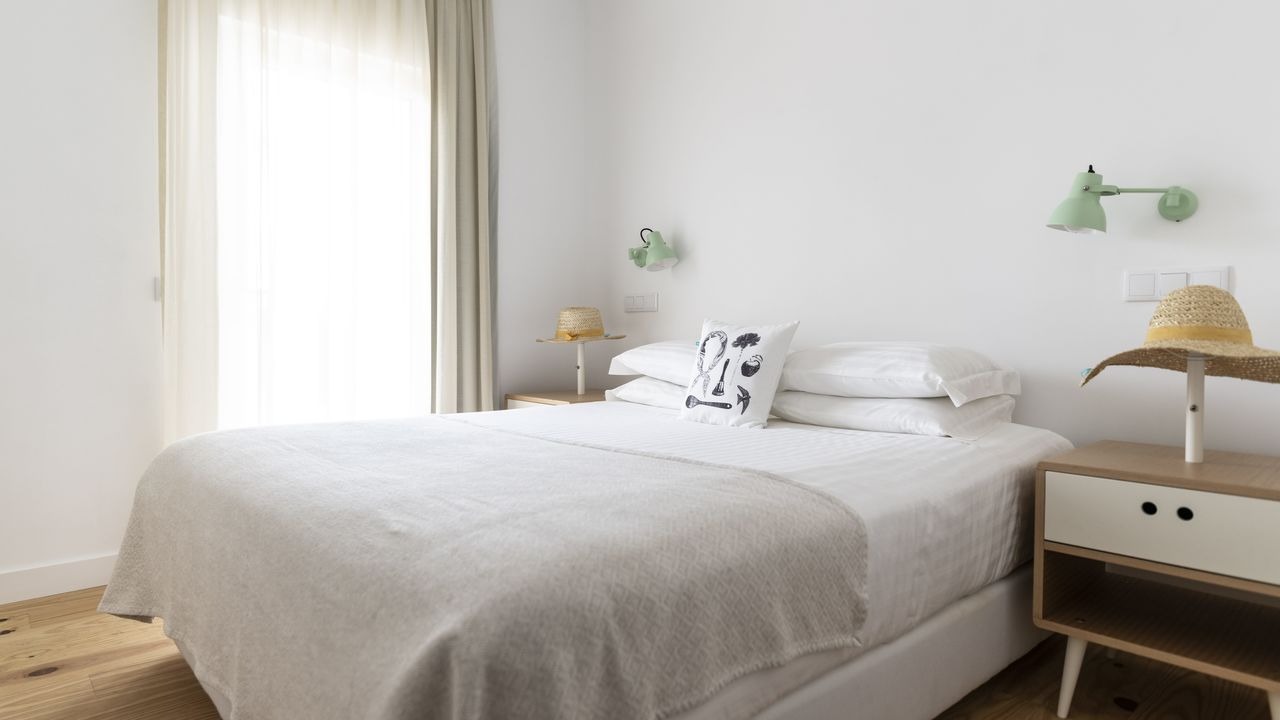 craveiral-farmhouse-portugal-familienluxusreisen-thefamilyproject-gaesteunterkunft-schlafzimmer