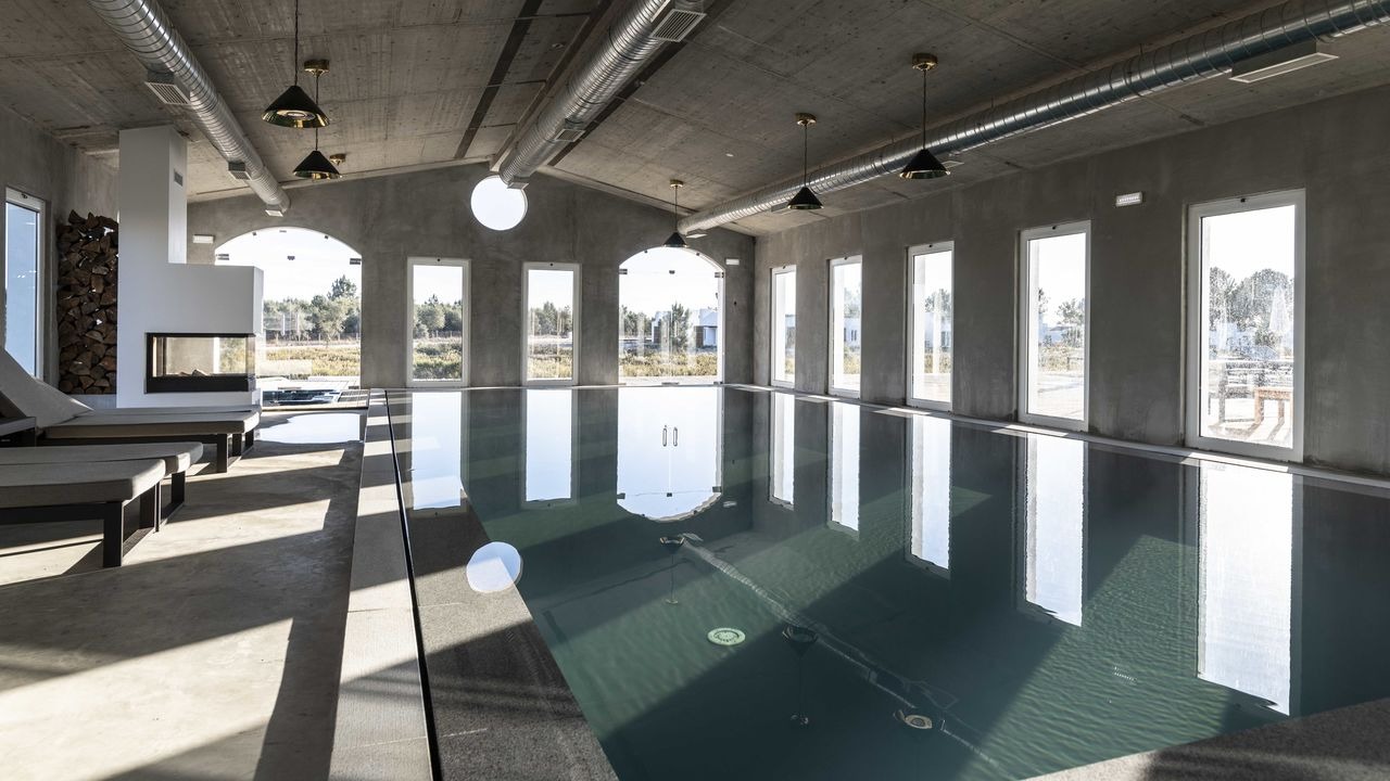 craveiral-farmhouse-portugal-familienluxusreisen-thefamilyproject-indoorpool