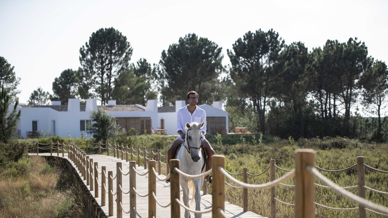 craveiral-farmhouse-portugal-familienluxusreisen-thefamilyproject-pferd