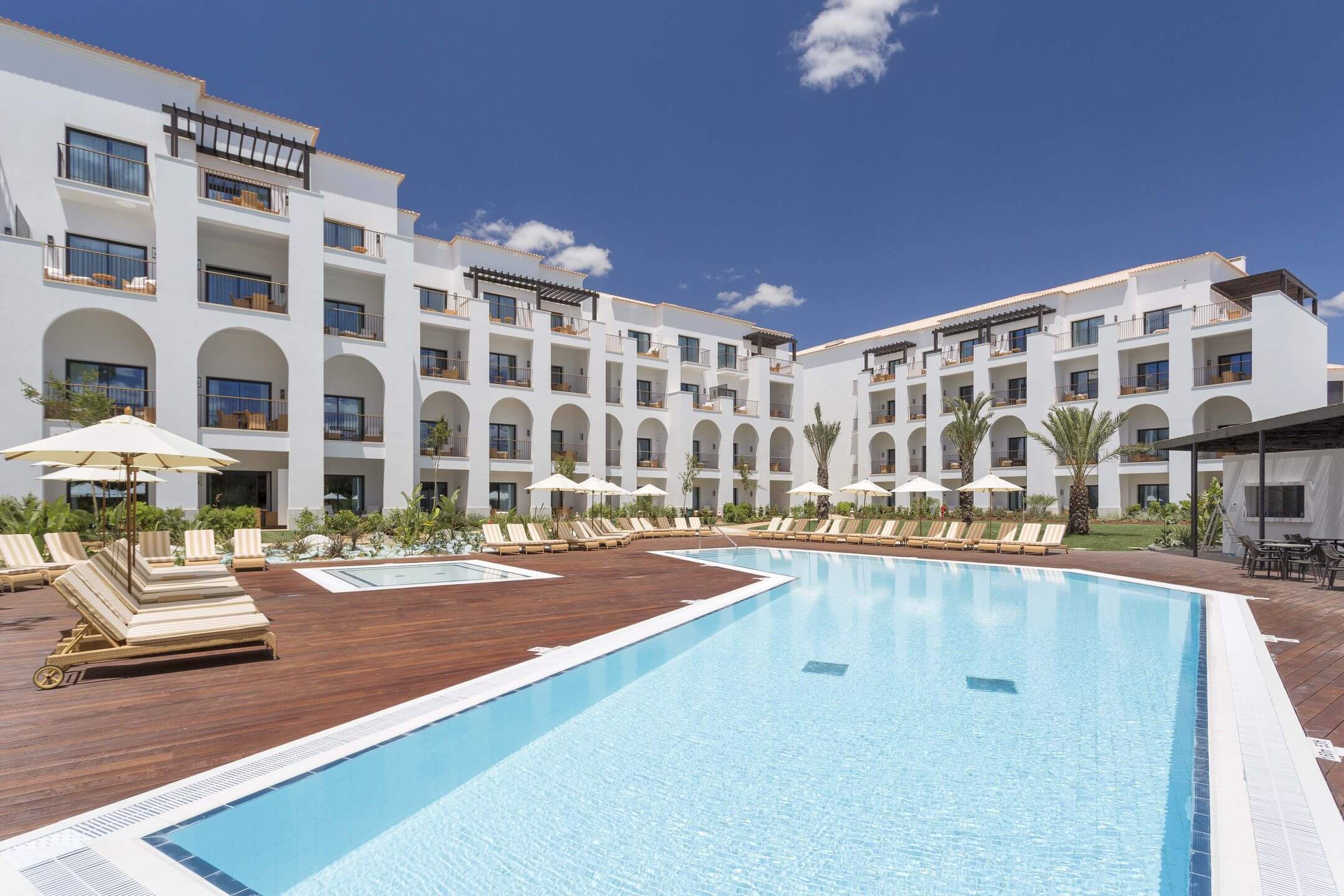 Großer Pool mit Hotel.