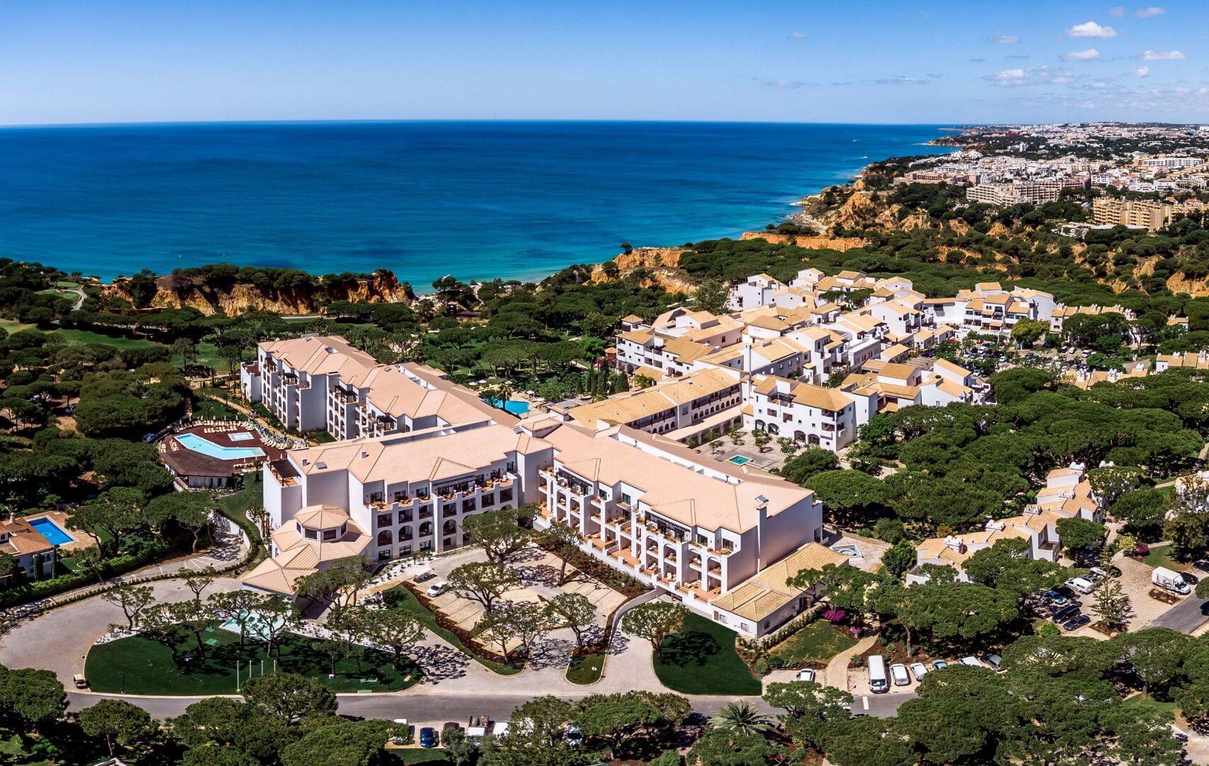 Resort an der Algarve aus der Vogelperspektive.