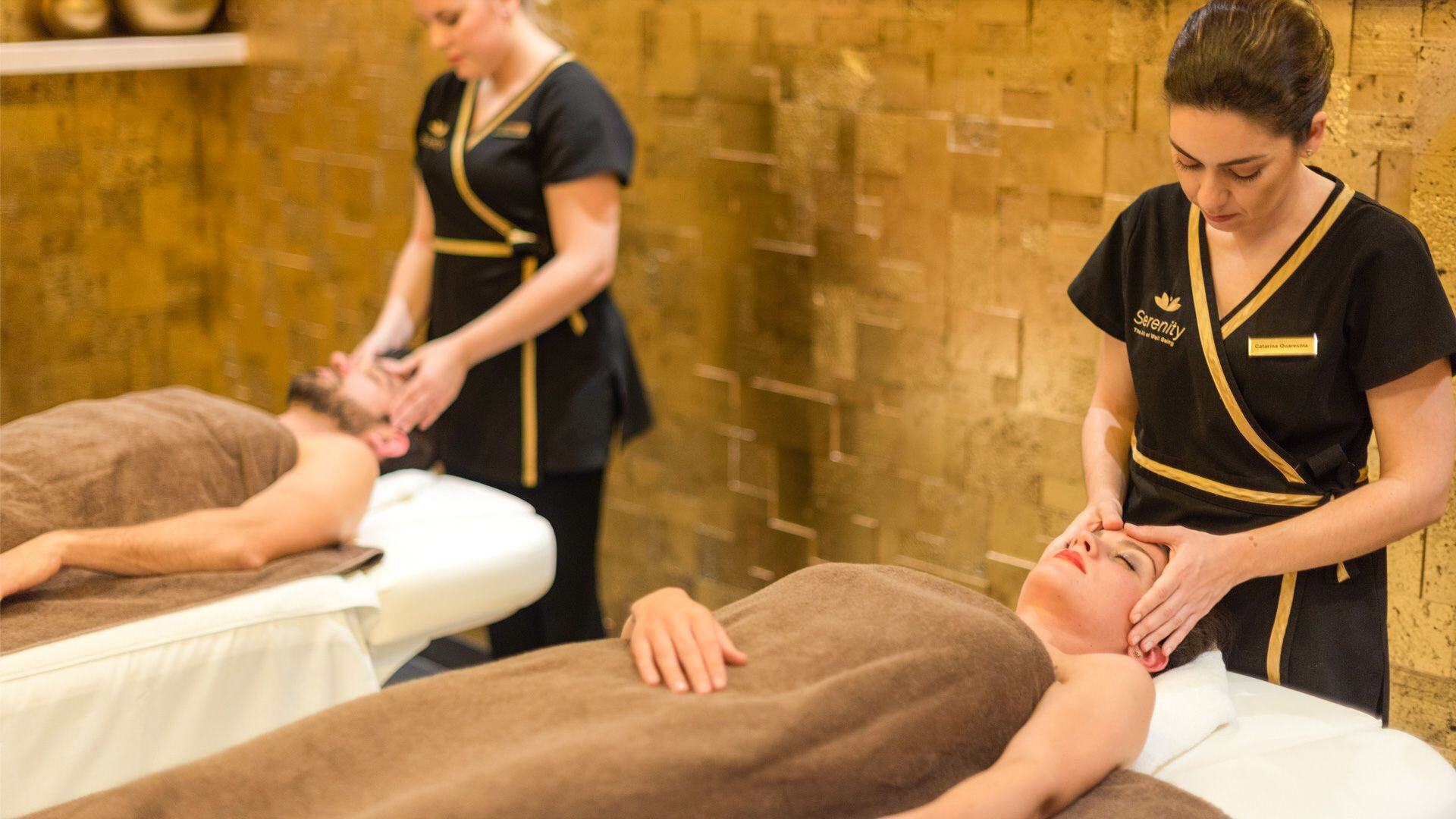 Ein Mann und eine Frau erhalten eine Gesichtsbehandlung im Spa-Bereich.